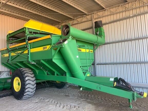 Photo 1. Grain King Trufab 25T Tramliner grain cart