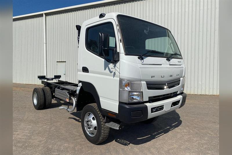 Photo 1. Fuso Canter 4X4 truck