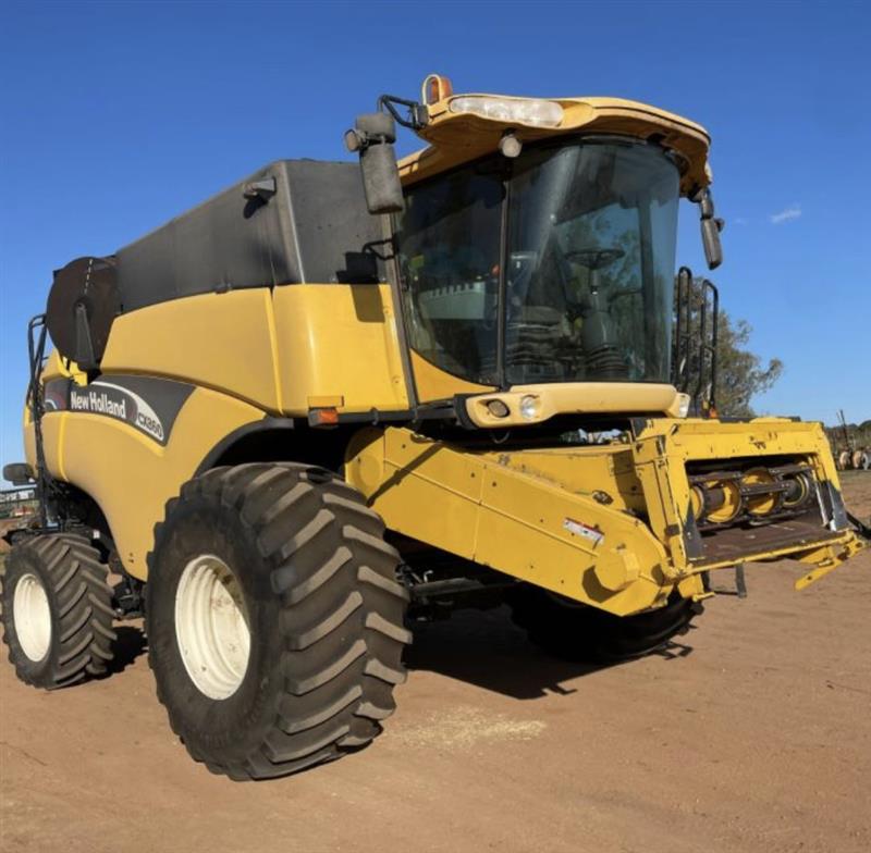 Ford/New Holland CX860 combine harvester