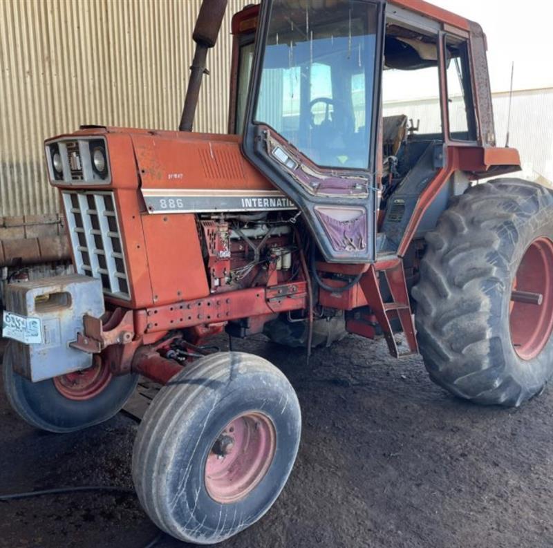 International/CaseIH 886B tractor