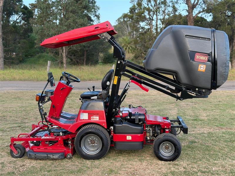 Toro Proline H800 high dump catcher mower
