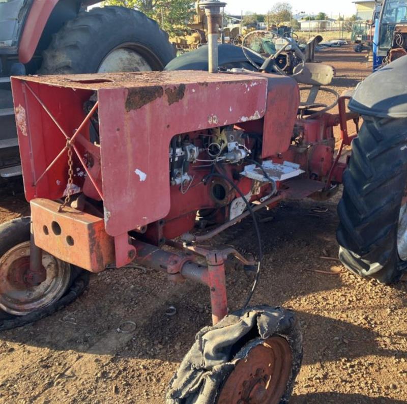 International/CaseIH B414 tractor