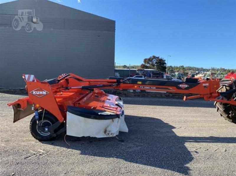 Photo 1. Kuhn FC3561TCR windrower