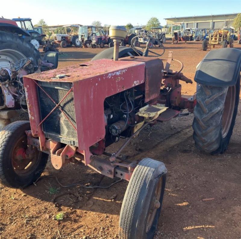 International/CaseIH B414 tractor