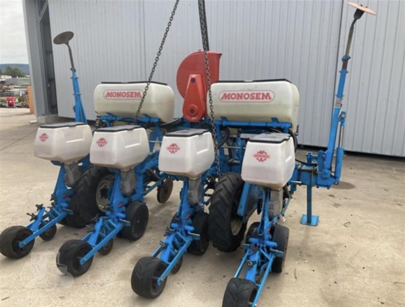 Photo 1. Monosem NG Plus 4 airseeder