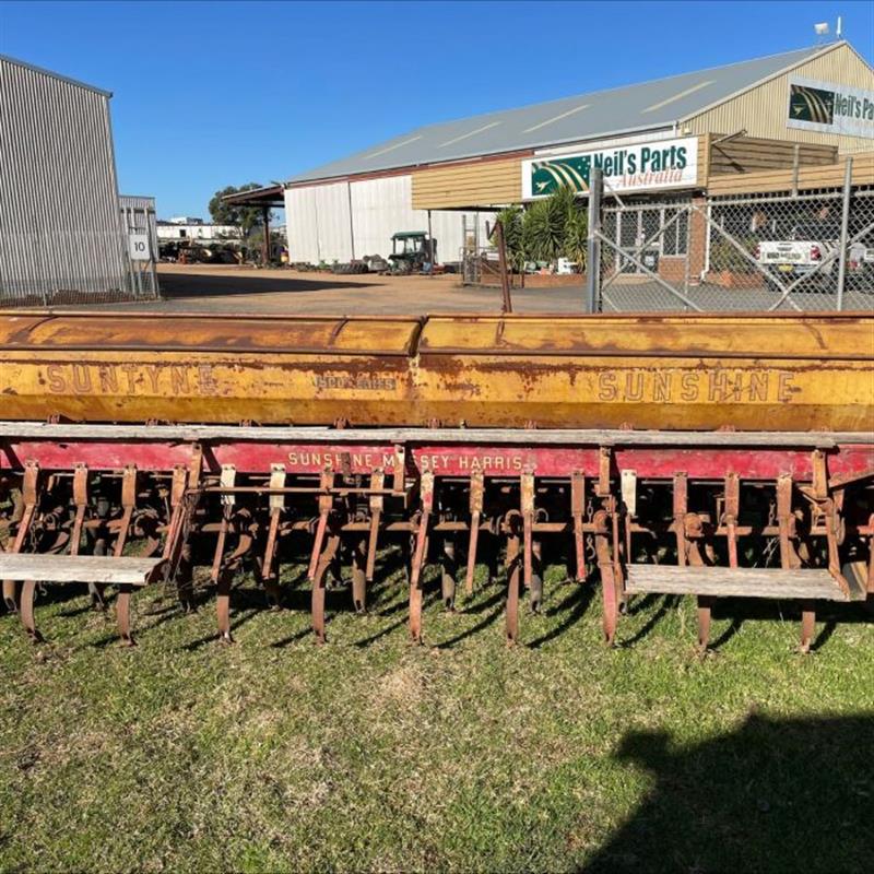 Massey Ferguson 500 harvester front implement