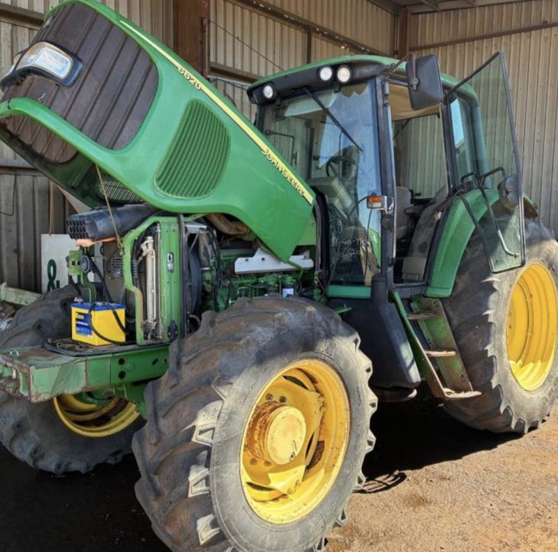 John Deere 6620 tractor