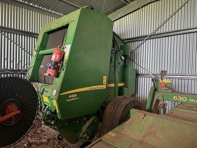 John Deere 469 round baler