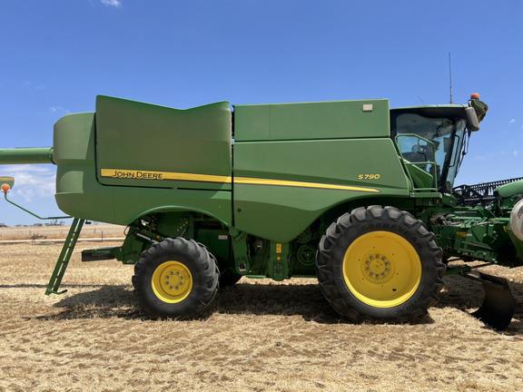 Photo 1. John Deere S790 combine harvester