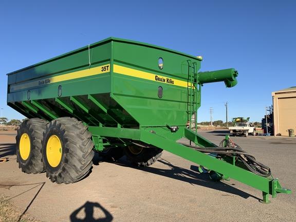 Photo 1. Grain King 35T SEED AND SUPER grain carts