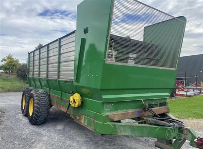 CUB 11000 mixer wagon