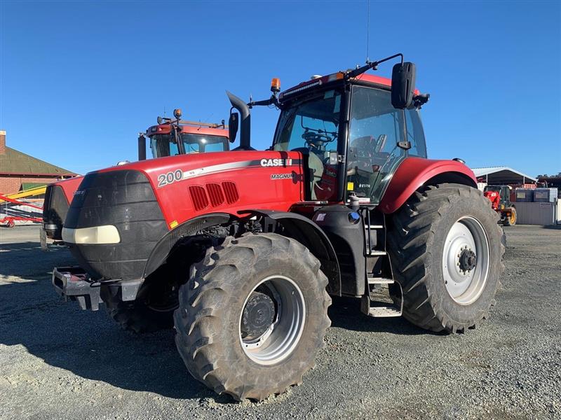 Photo 1. Case IH Magnum 200 tractor