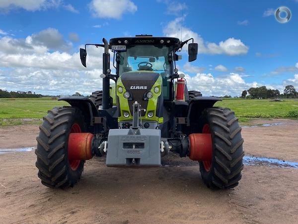 Photo 2. Claas Axion 830 tractor