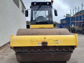 Photo 2. Bomag BW211PD-4 roller