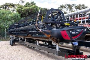 Photo 5. CASE IH 9250 combine harvester with MACDON FD145 FRONT