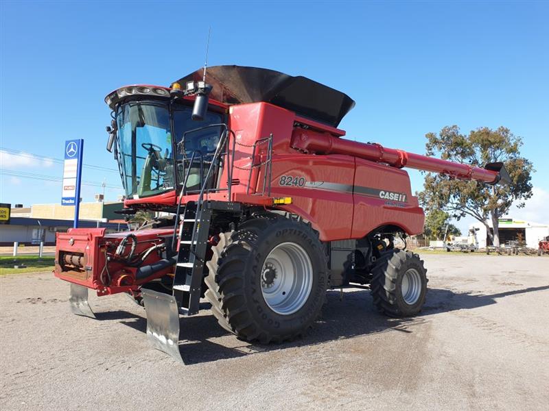 Case IH 8240 Axial Flow Combine with 41ft Case IH 3050 Vario front ...