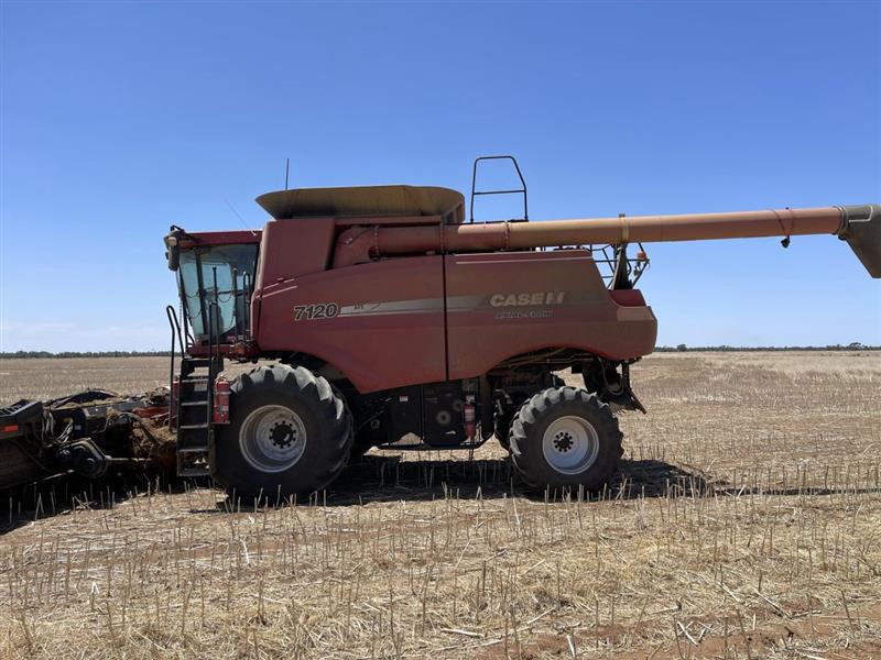 Photo 4. Case IH 7120 combine harvester