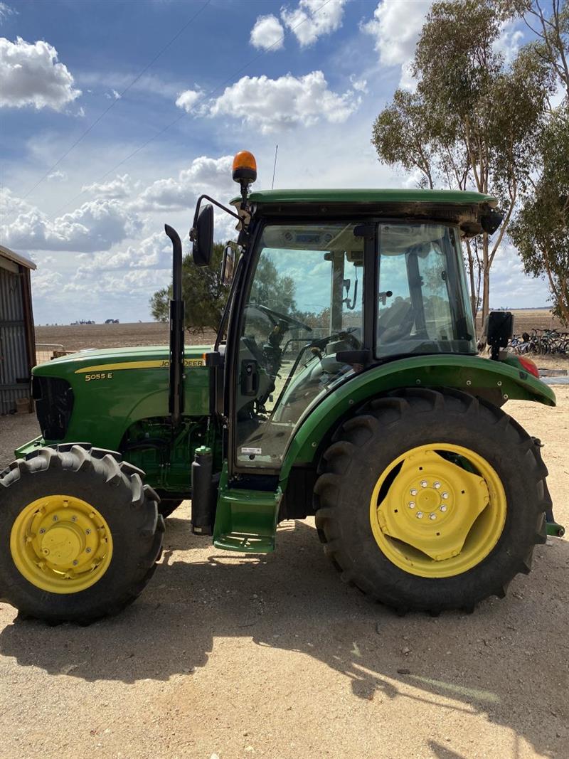 Photo 3. John Deere 5055E tractor