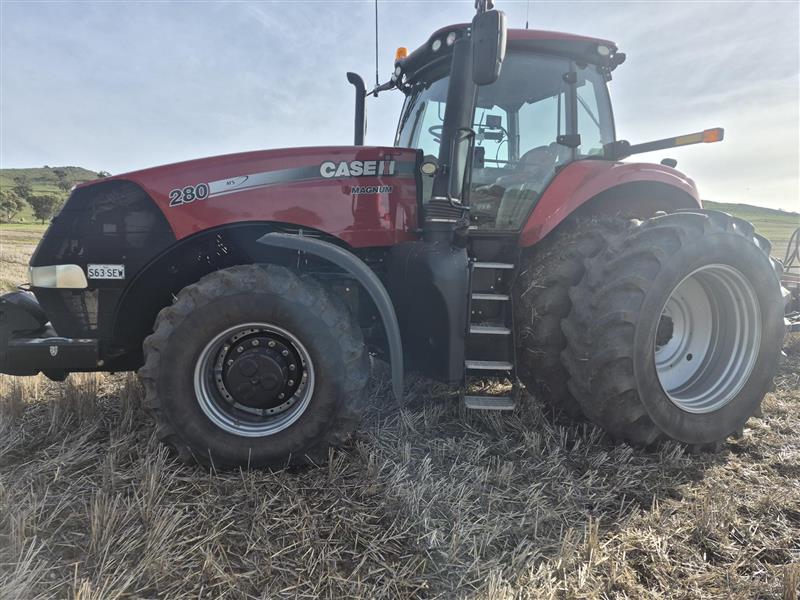 Photo 2. Case IH Magnum 280 Tractor