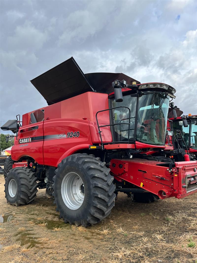 Photo 1. Case IH 9240 Combine Harvester