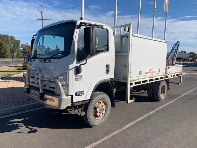 Photo 2. Isuzu NPR SERIES Rigid Tray Top truck