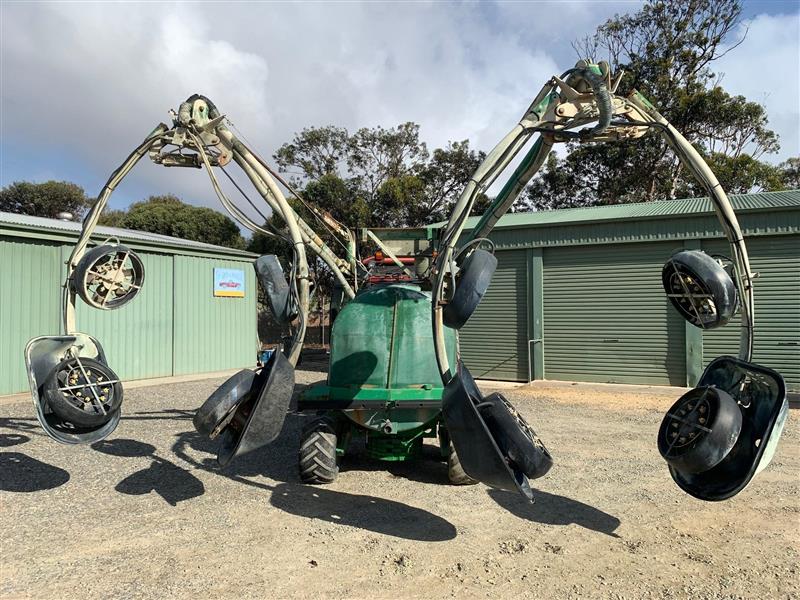 Photo 2. Green Tech 2000L trailing sprayer