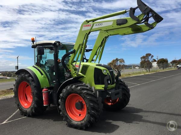 Photo 4. Claas Arion 440 tractor