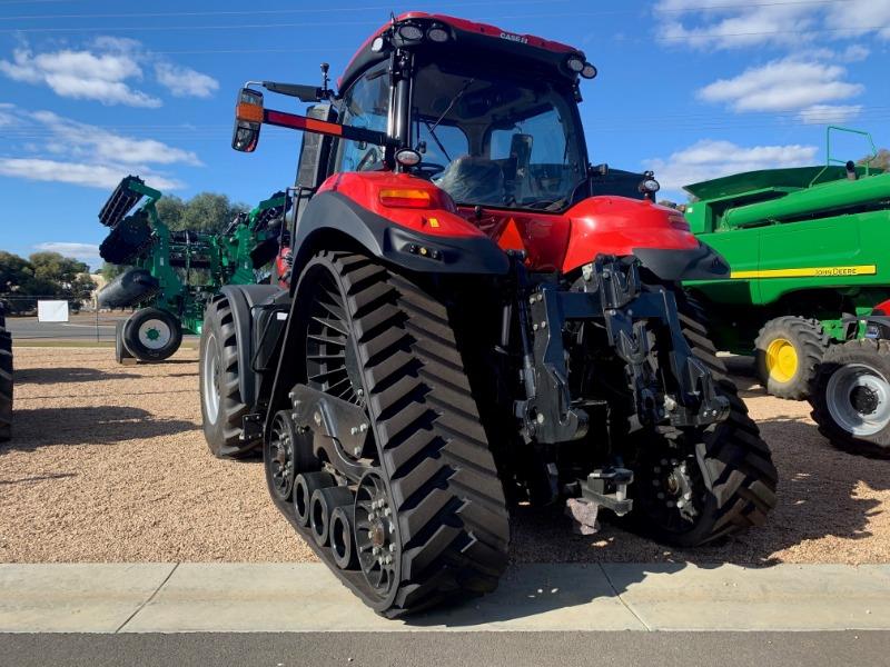 Photo 3. CASE IH Magnum Rowtrac 400 FWA Tractor