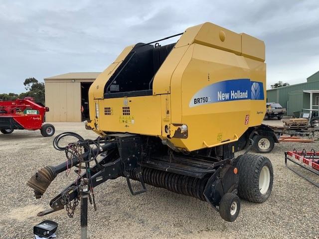 Photo 2. New Holland BR750A round baler