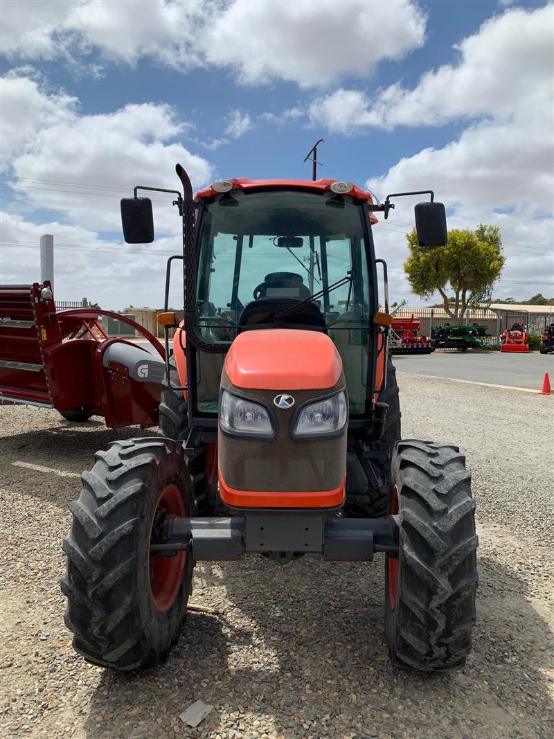 Photo 2. Kubota M7040 DHC tractor