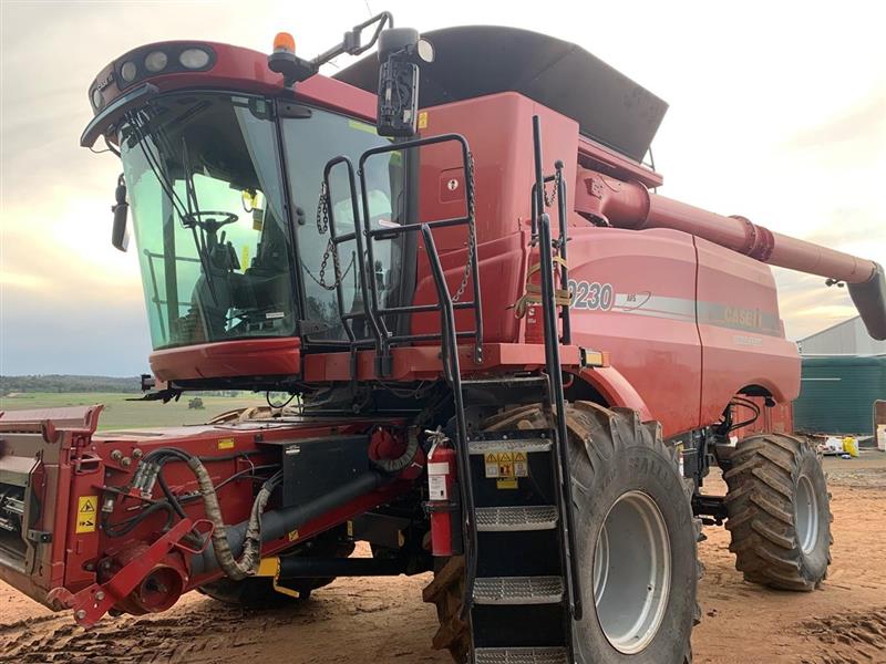 Photo 2. Case IH 9230 combine harvester