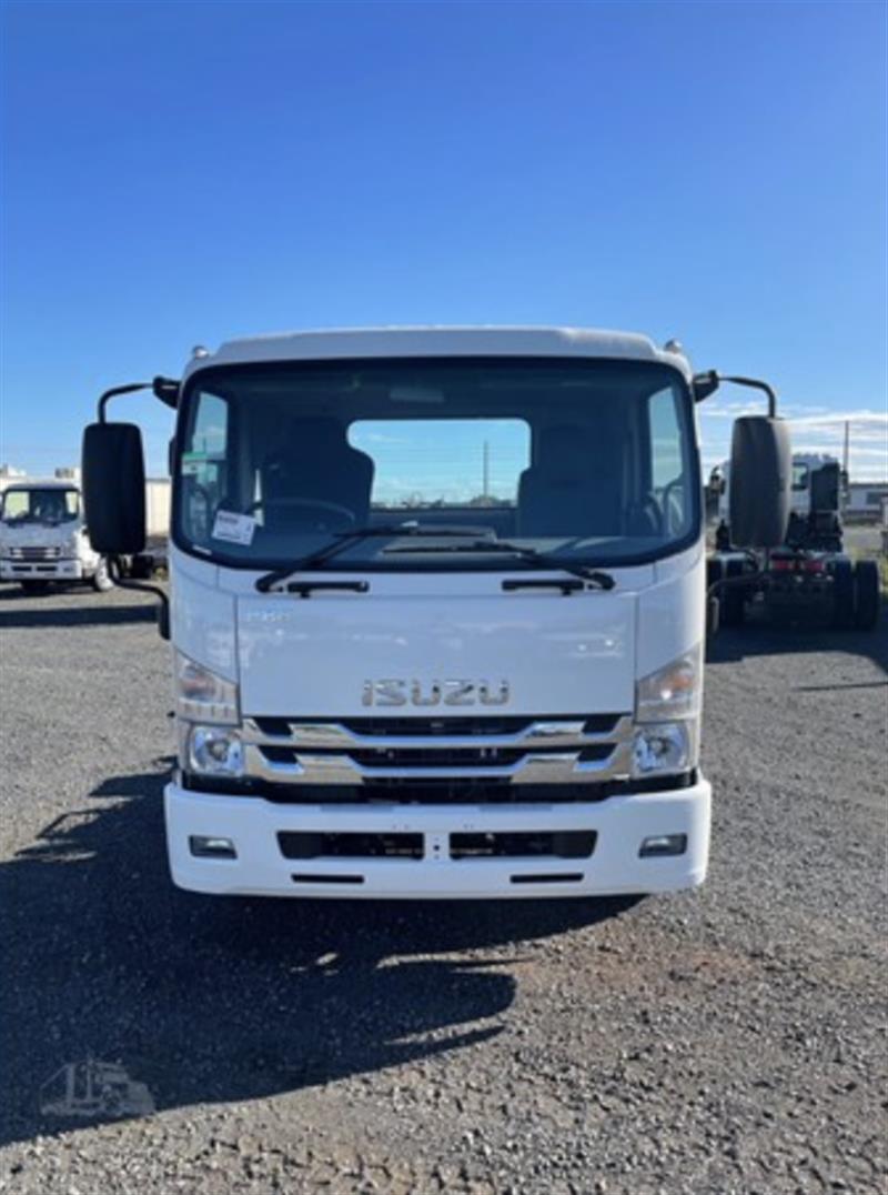 Photo 2. Isuzu FRR110-260 truck