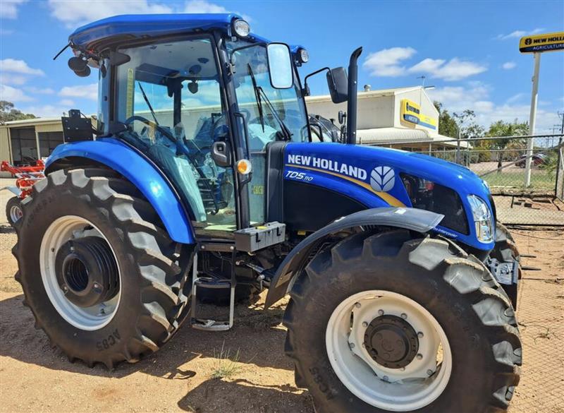 Photo 2. New Holland TD5.110 FEL tractor