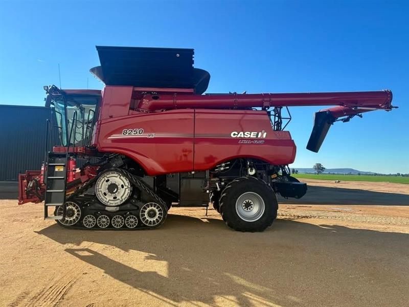 Photo 2. CASE IH 8250 