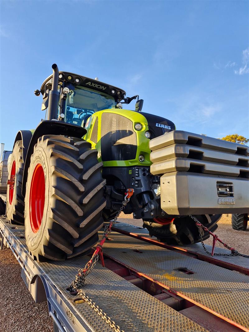 Photo 2. Claas Axion 950 Tractor FWA/4WD
