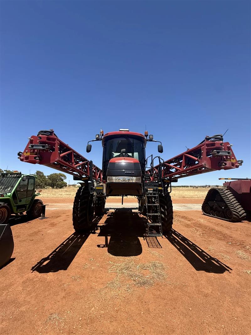 Photo 2. Case IH Patriot 4430 self propelled sprayer