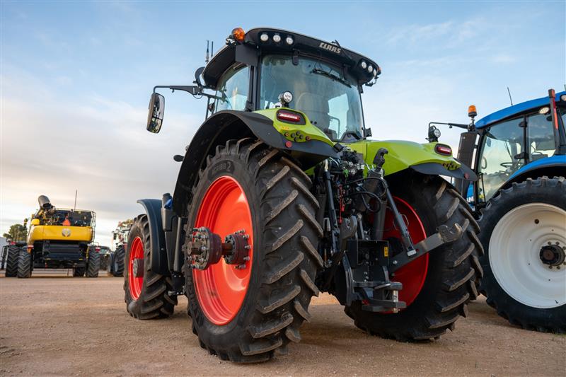 Photo 2. Claas AXION 850 FWA/4WD