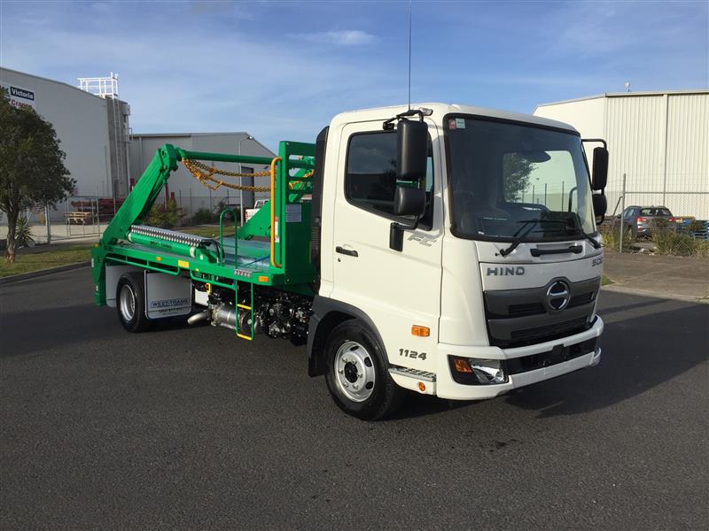 Photo 2. Hino FC 1124 Hooklift/Bi Fold