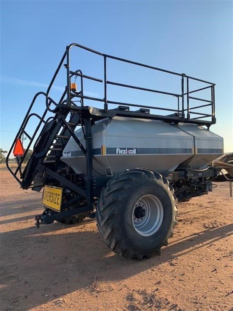 Photo 2. FLEXI COIL 2640 air seeder cart