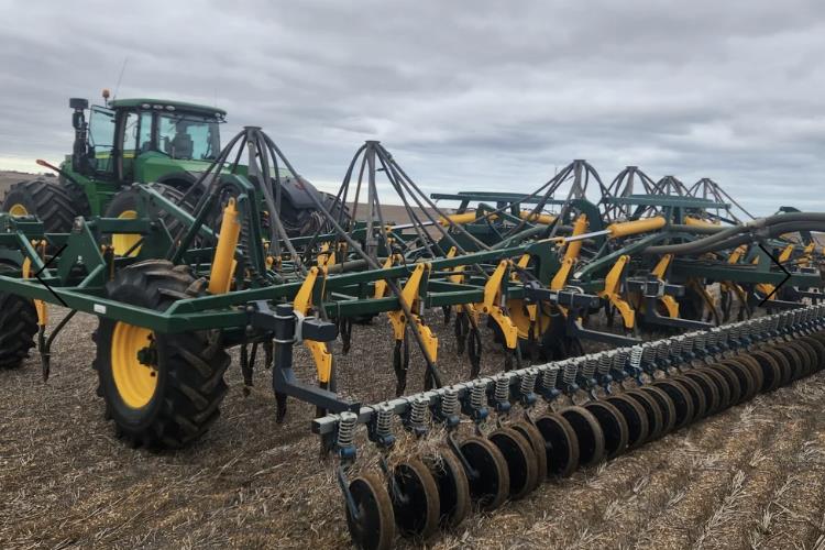 Photo 2. Simplicity 12m 308 allrounder airseeder