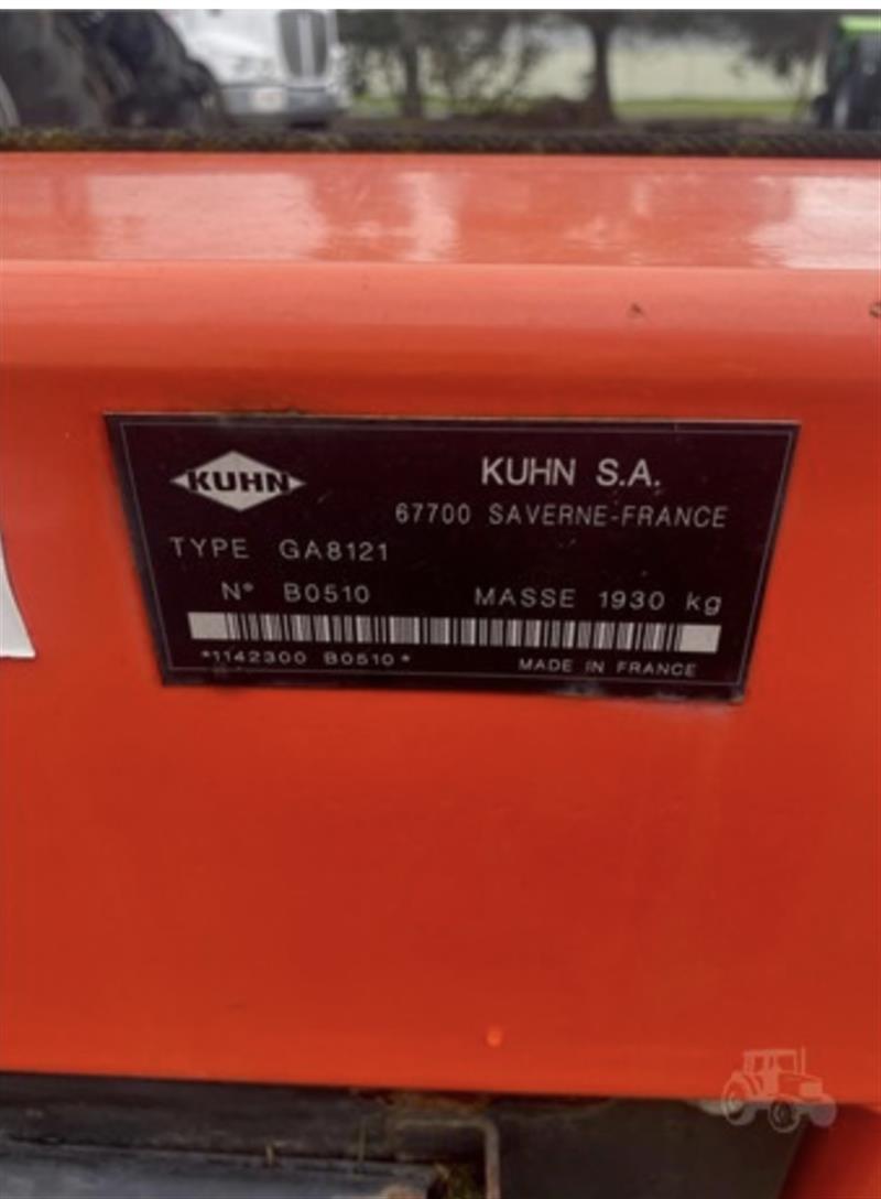 Photo 2. Kuhn GA8121 hay rake