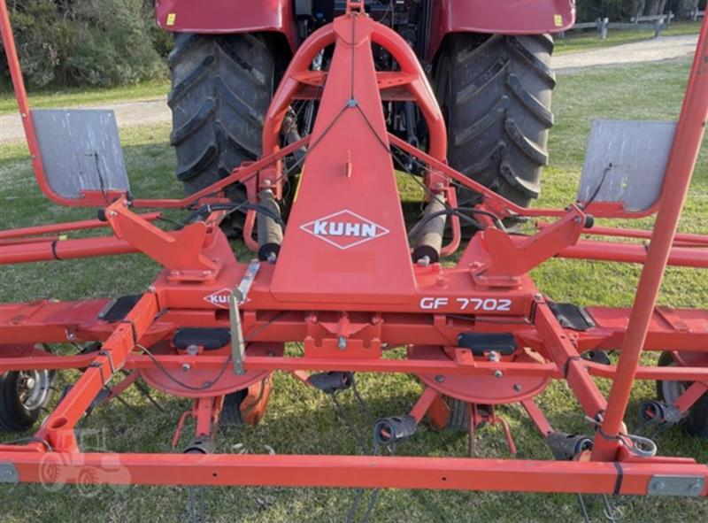 Photo 2. Kuhn GF7702 tedder