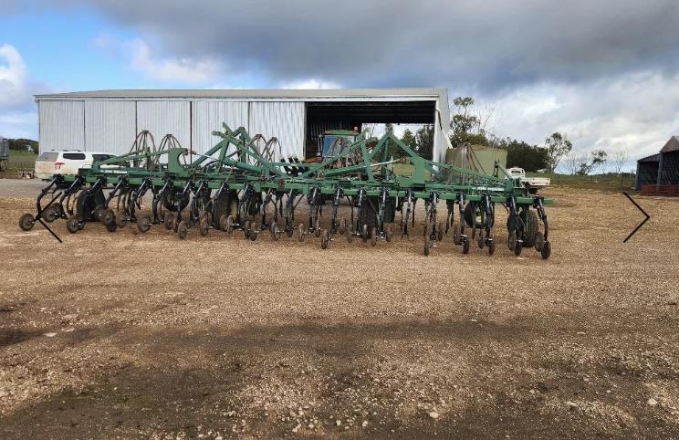 Photo 2. John Shearer 35ft hydraulic tyne bar & simplicity 9000I 2 bin tow behind airseeder