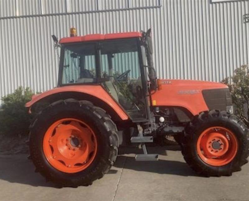 Photo 2. Kubota M105X tractor