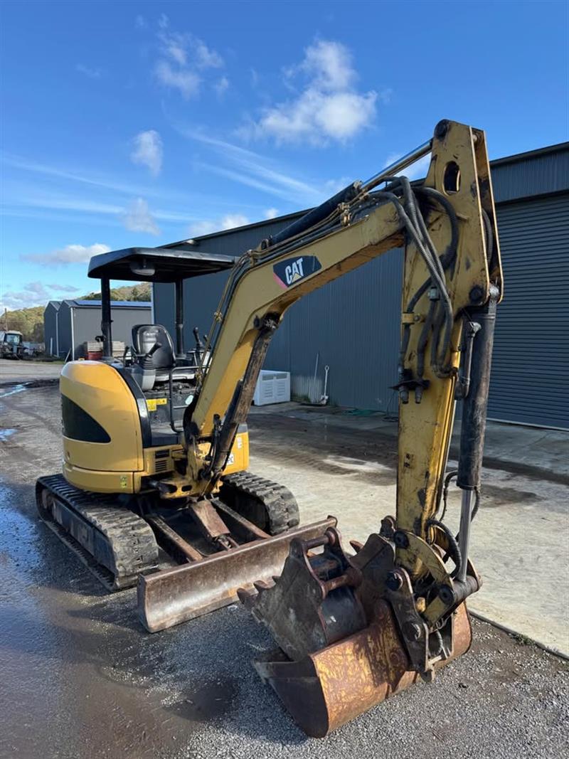 Photo 2. Caterpillar 303C CR Mini Excavator