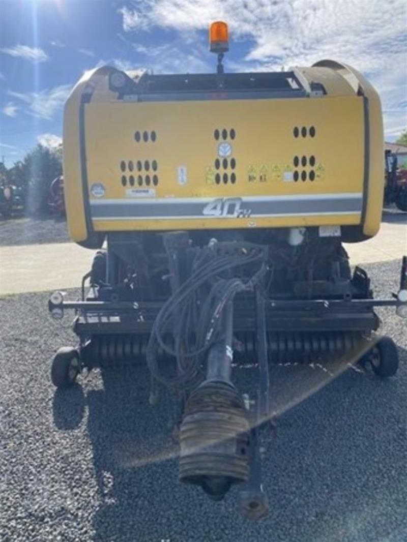 Photo 2. New Holland Roll-Belt 150 round baler