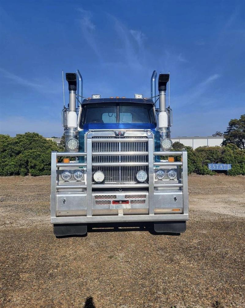 Photo 2. Western Star 4800 FX prime mover