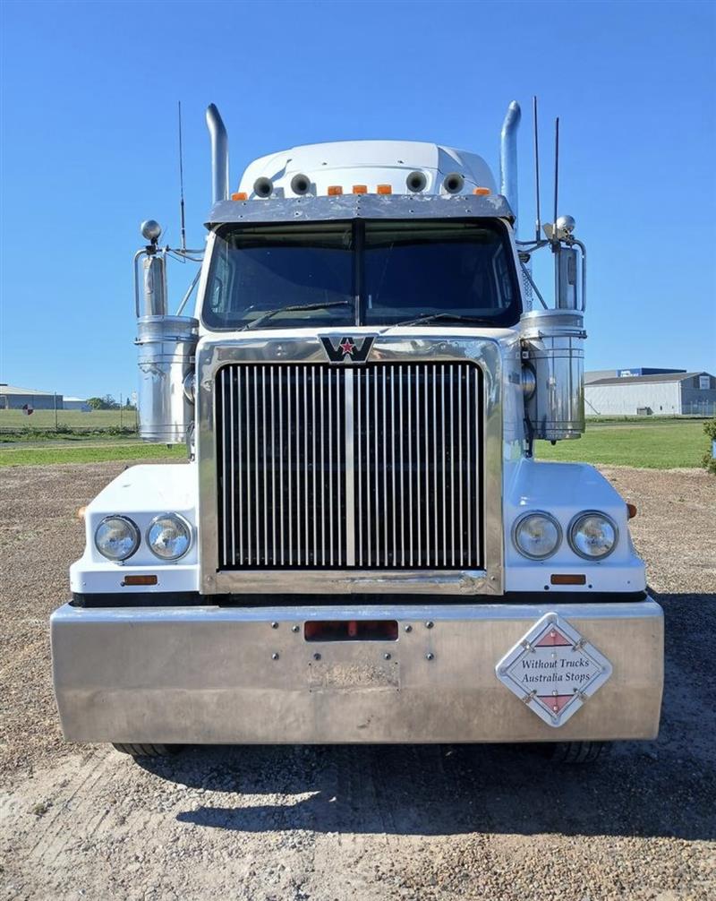 Photo 2. Western Star 4800 FX prime mover