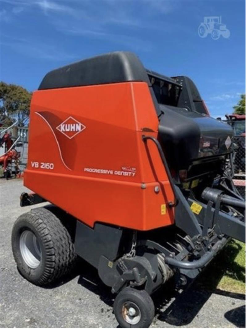 Photo 2. Kuhn VB2160 round baler