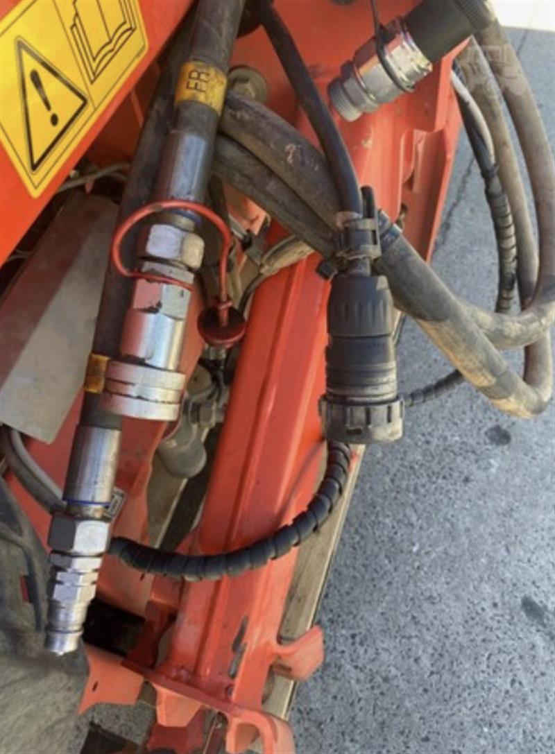 Photo 2. Kuhn Axis 40.2H-EMC-W spreader